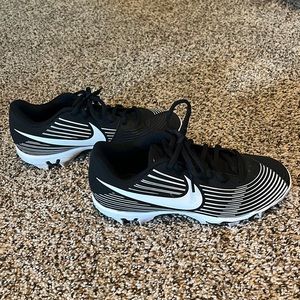 womens size 7 black and white nike softball cleats